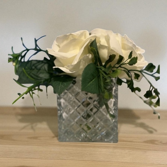 Elegant White Floral Arrangement in Crystal Vase - Picture 7 of 8